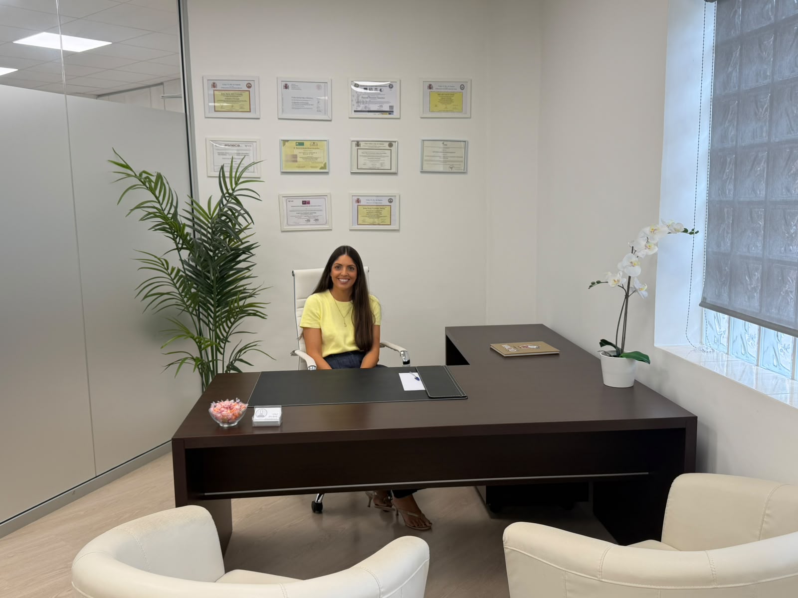 Profesional de ATiempo Psicología en su despacho