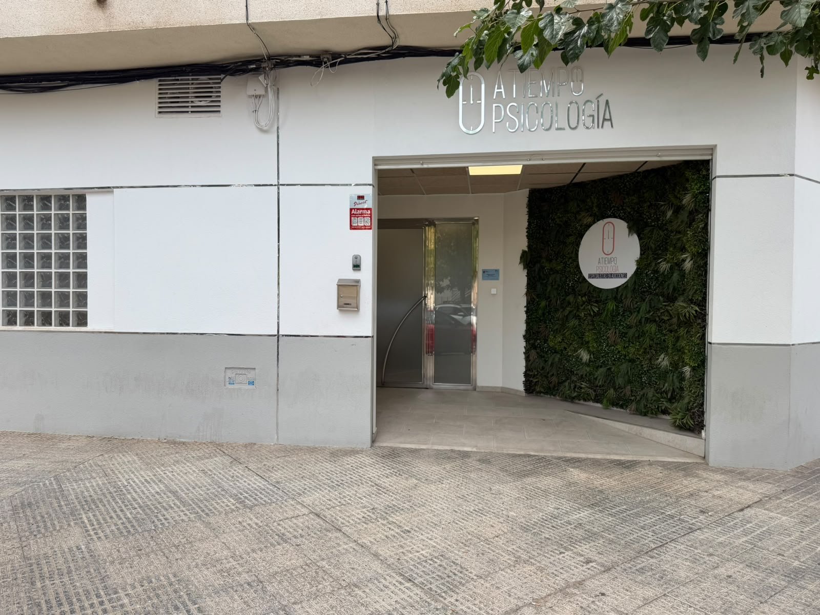 Entrada del centro ATiempo Psicología